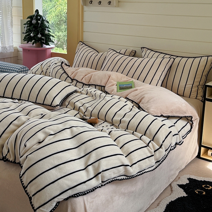 91家纺网 家纺一手货源 找家纺 三朵家纺 2025新款无印风三角针牛奶绒四件套 黑白纹细条