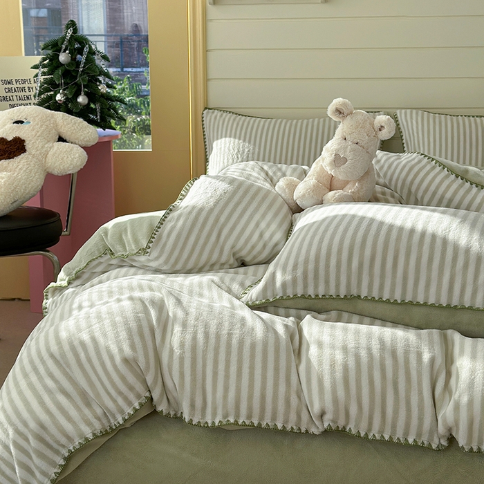 91家纺网 家纺一手货源 找家纺 三朵家纺 2025新款无印风三角针牛奶绒四件套 薄荷绿细条