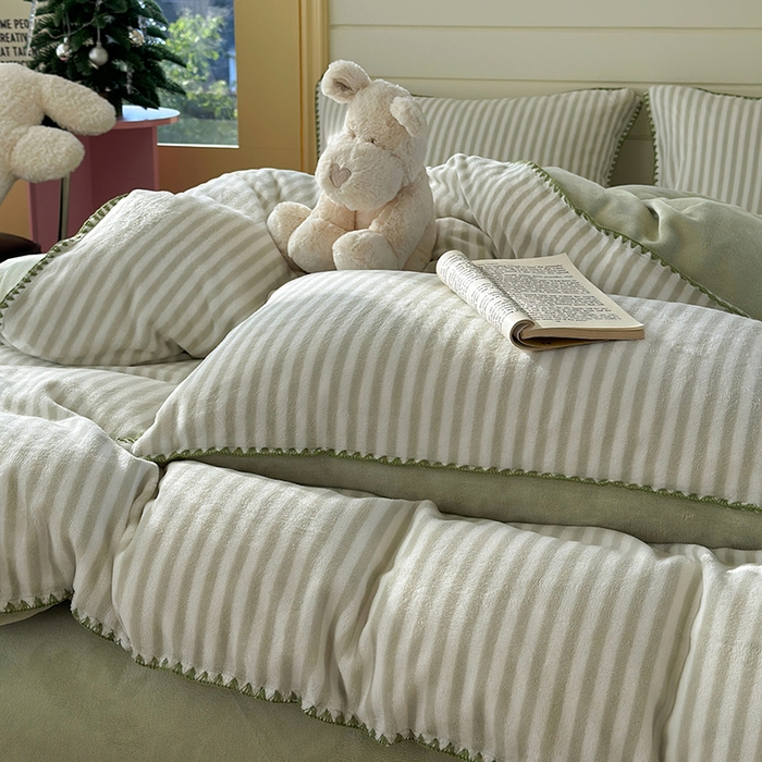 91家纺网 家纺一手货源 找家纺 三朵家纺 2025新款无印风三角针牛奶绒四件套 薄荷绿细条