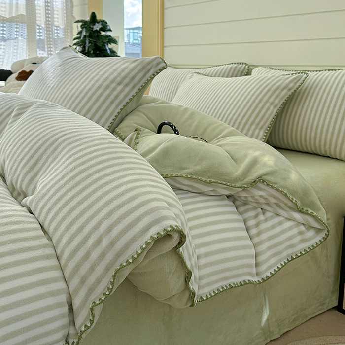 91家纺网 家纺一手货源 找家纺 三朵家纺 2025新款无印风三角针牛奶绒四件套 薄荷绿细条