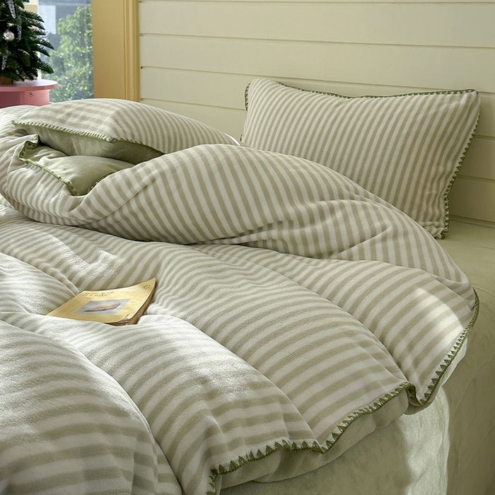 91家纺网 家纺一手货源 找家纺 三朵家纺 2025新款无印风三角针牛奶绒四件套 薄荷绿细条