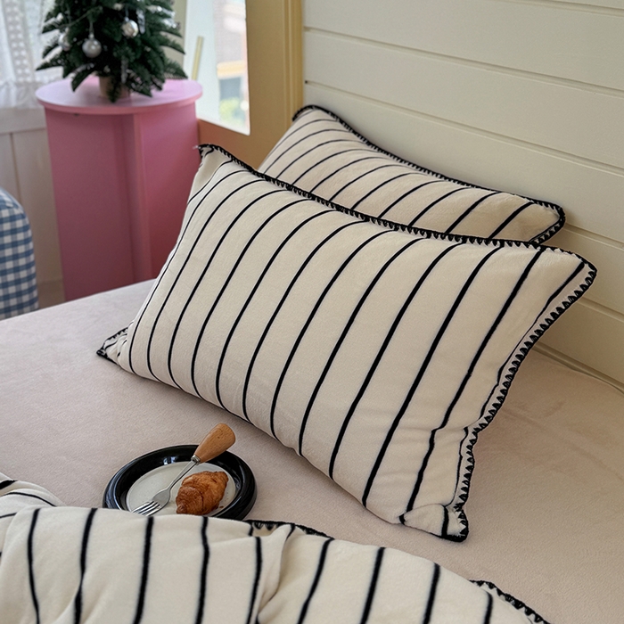 91家纺网 家纺一手货源 找家纺 三朵家纺 2025新款无印风三角针牛奶绒四件套 黑白纹细条