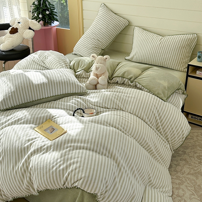 91家纺网 家纺一手货源 找家纺 三朵家纺 2025新款无印风三角针牛奶绒四件套 薄荷绿细条