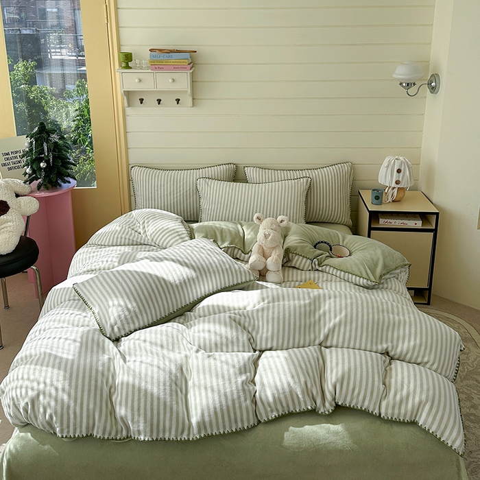 91家纺网 家纺一手货源 找家纺 三朵家纺 2025新款无印风三角针牛奶绒四件套 薄荷绿细条