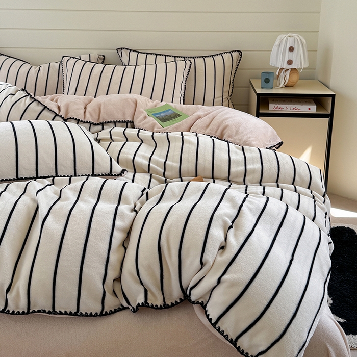 91家纺网 家纺一手货源 找家纺 三朵家纺 2025新款无印风三角针牛奶绒四件套 黑白纹细条