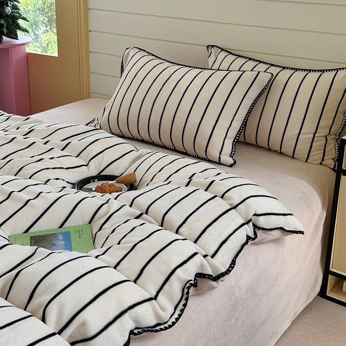 91家纺网 家纺一手货源 找家纺 三朵家纺 2025新款无印风三角针牛奶绒四件套 黑白纹细条