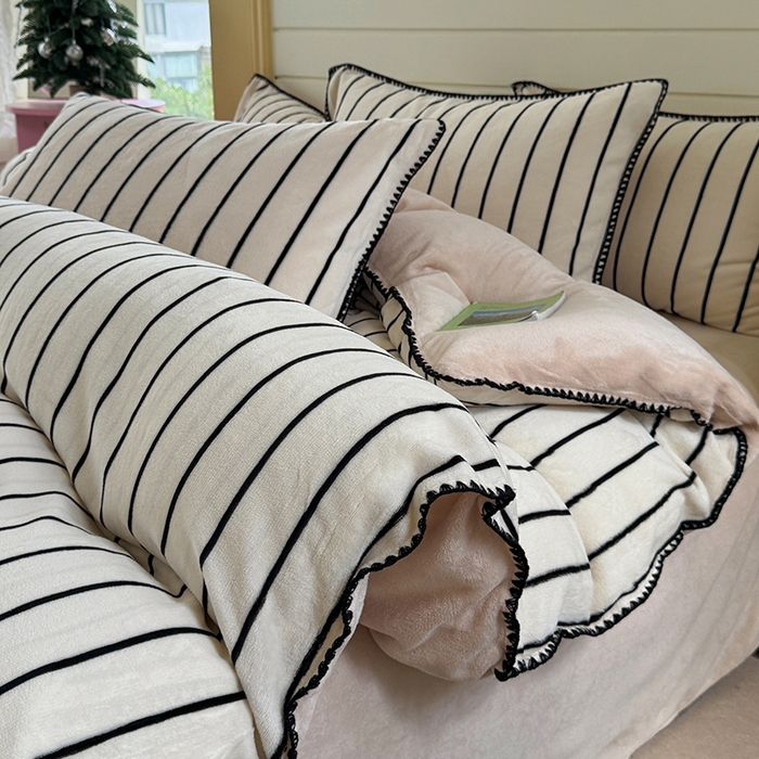 91家纺网 家纺一手货源 找家纺 三朵家纺 2025新款无印风三角针牛奶绒四件套 黑白纹细条