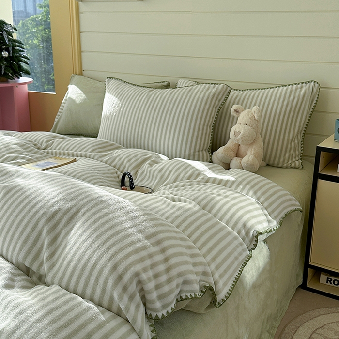 91家纺网 家纺一手货源 找家纺 三朵家纺 2025新款无印风三角针牛奶绒四件套 薄荷绿细条