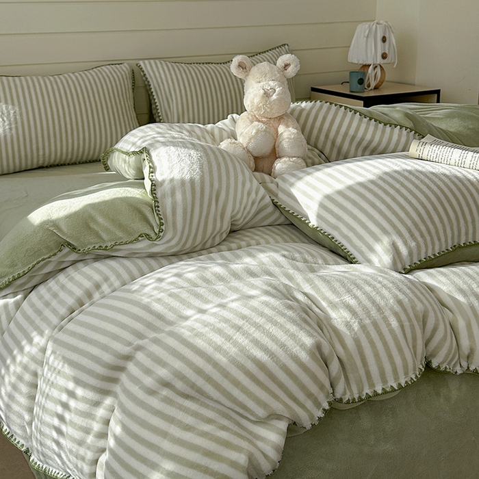 91家纺网 家纺一手货源 找家纺 三朵家纺 2025新款无印风三角针牛奶绒四件套 薄荷绿细条