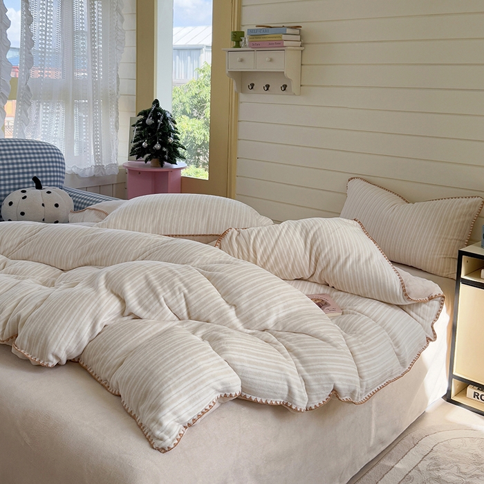 91家纺网 家纺一手货源 找家纺 三朵家纺 2025新款无印风三角针牛奶绒四件套 浅卡其小条