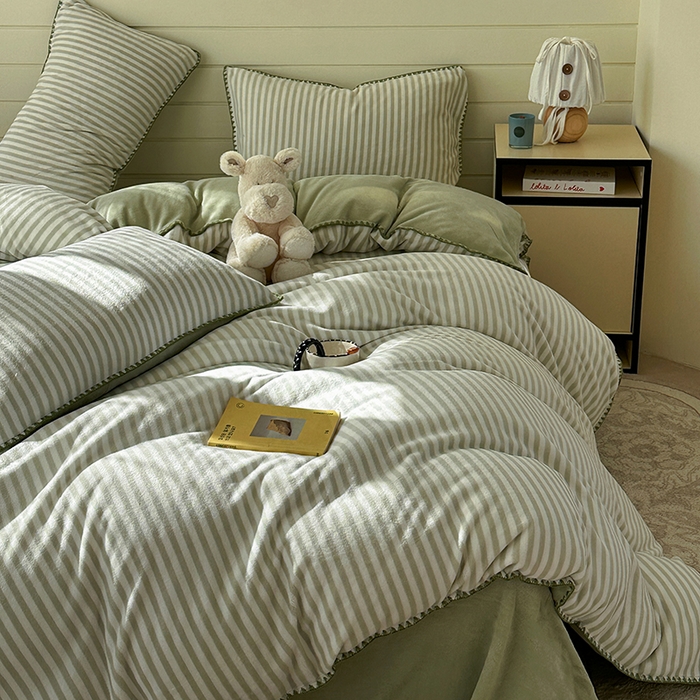 91家纺网 家纺一手货源 找家纺 三朵家纺 2025新款无印风三角针牛奶绒四件套 薄荷绿细条