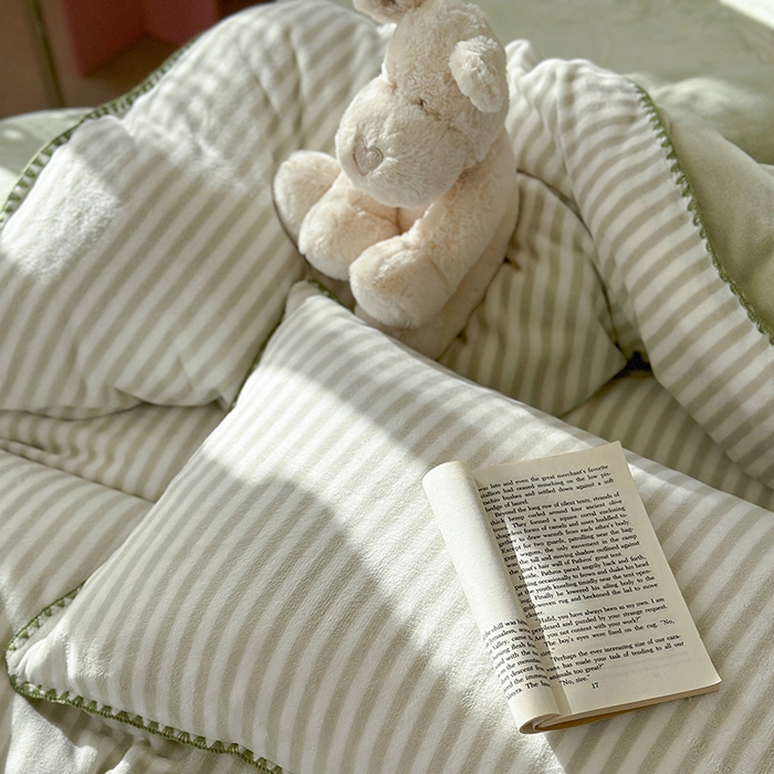 91家纺网 家纺一手货源 找家纺 三朵家纺 2025新款无印风三角针牛奶绒四件套 薄荷绿细条