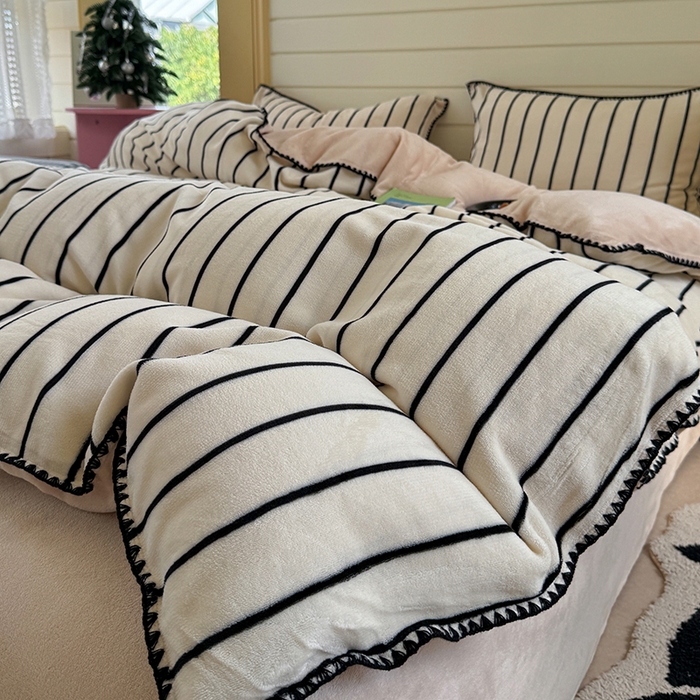 91家纺网 家纺一手货源 找家纺 三朵家纺 2025新款无印风三角针牛奶绒四件套 黑白纹细条