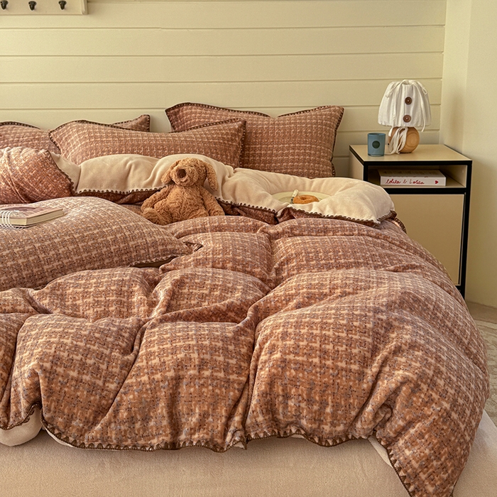 91家纺网 家纺一手货源 找家纺 三朵家纺 2025新款无印风三角针牛奶绒四件套 咖色小香