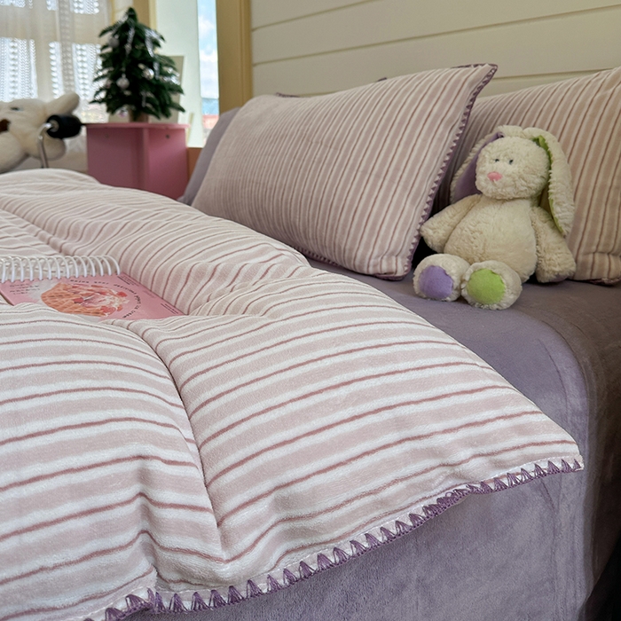 91家纺网 家纺一手货源 找家纺 三朵家纺 2025新款无印风三角针牛奶绒四件套 香芋紫小条