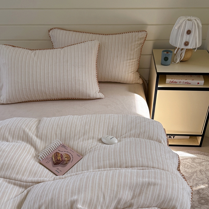 91家纺网 家纺一手货源 找家纺 三朵家纺 2025新款无印风三角针牛奶绒四件套 浅卡其小条