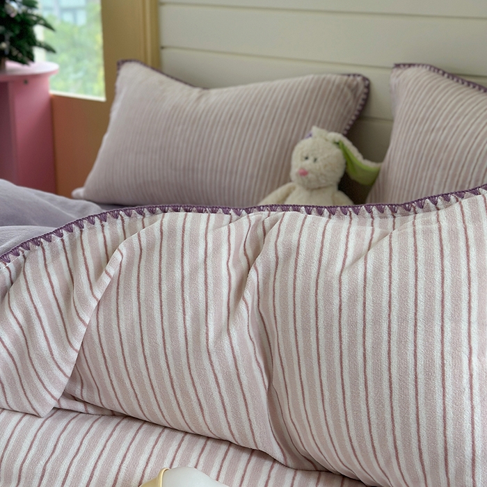 91家纺网 家纺一手货源 找家纺 三朵家纺 2025新款无印风三角针牛奶绒四件套 香芋紫小条