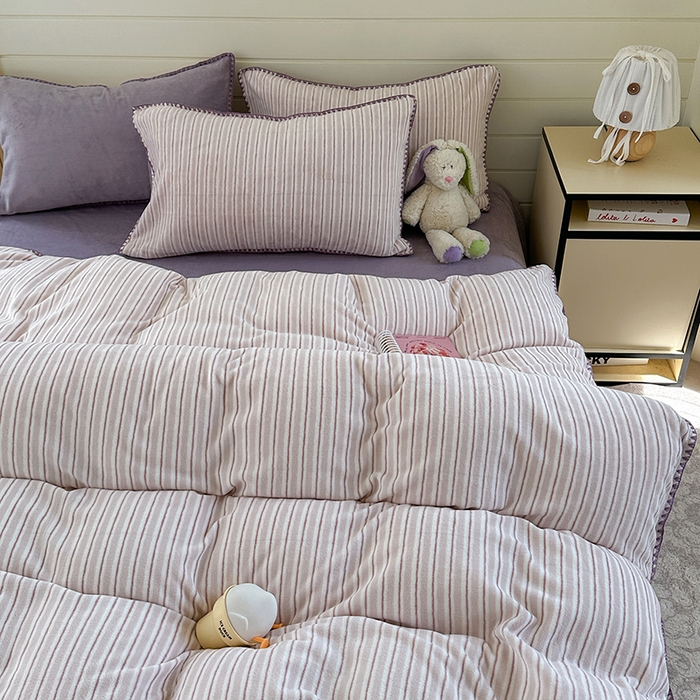 91家纺网 家纺一手货源 找家纺 三朵家纺 2025新款无印风三角针牛奶绒四件套 香芋紫小条