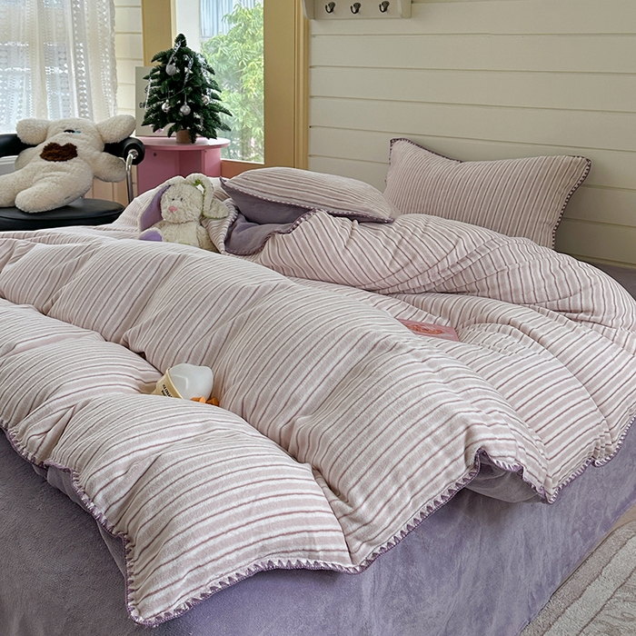 91家纺网 家纺一手货源 找家纺 三朵家纺 2025新款无印风三角针牛奶绒四件套 香芋紫小条