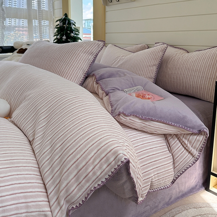 91家纺网 家纺一手货源 找家纺 三朵家纺 2025新款无印风三角针牛奶绒四件套 香芋紫小条