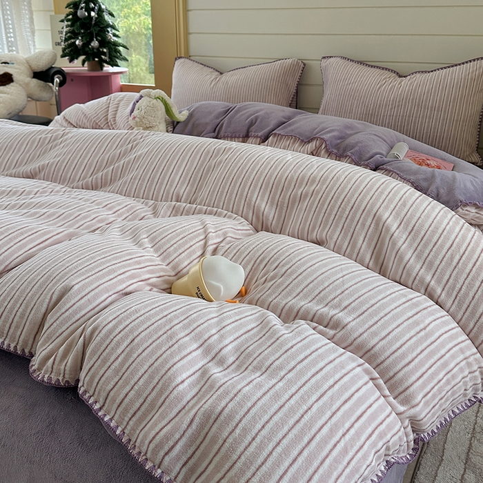 91家纺网 家纺一手货源 找家纺 三朵家纺 2025新款无印风三角针牛奶绒四件套 香芋紫小条