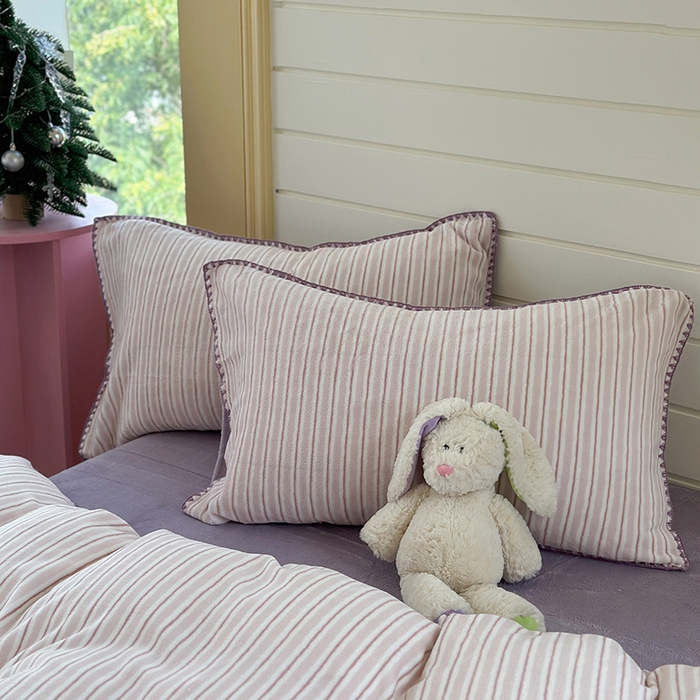 91家纺网 家纺一手货源 找家纺 三朵家纺 2025新款无印风三角针牛奶绒四件套 香芋紫小条