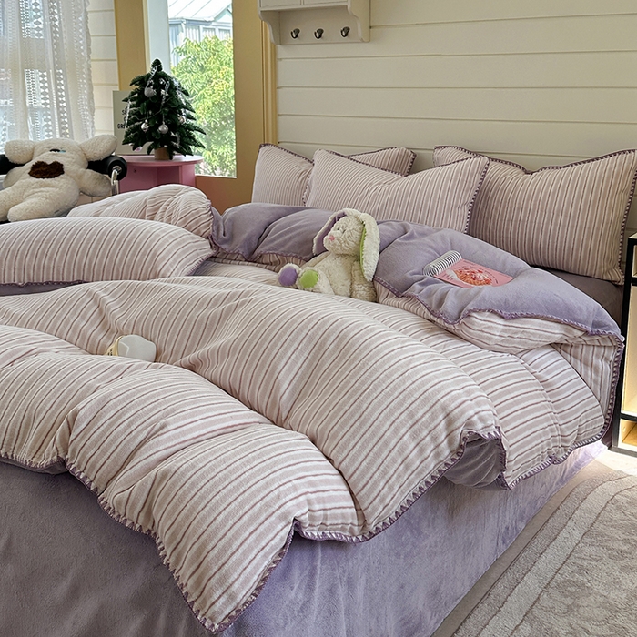 91家纺网 家纺一手货源 找家纺 三朵家纺 2025新款无印风三角针牛奶绒四件套 香芋紫小条