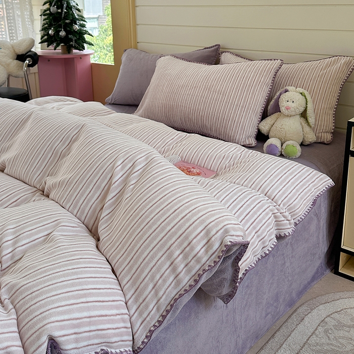 91家纺网 家纺一手货源 找家纺 三朵家纺 2025新款无印风三角针牛奶绒四件套 香芋紫小条