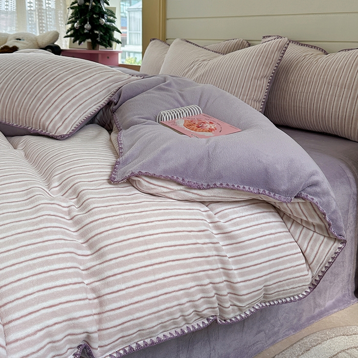 91家纺网 家纺一手货源 找家纺 三朵家纺 2025新款无印风三角针牛奶绒四件套 香芋紫小条