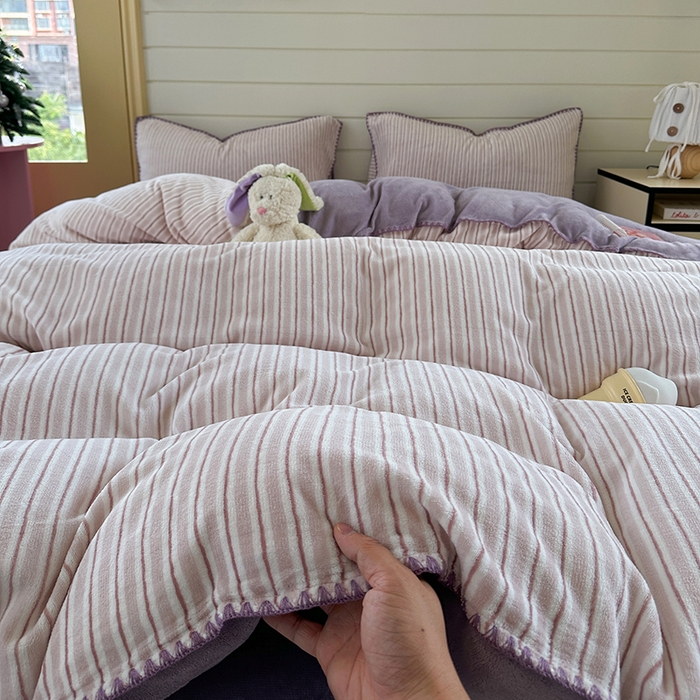 91家纺网 家纺一手货源 找家纺 三朵家纺 2025新款无印风三角针牛奶绒四件套 香芋紫小条