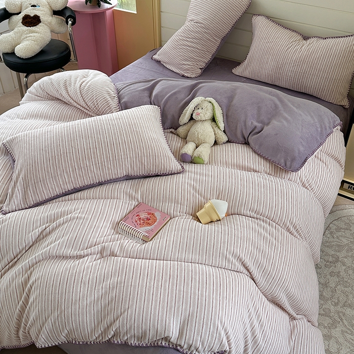 91家纺网 家纺一手货源 找家纺 三朵家纺 2025新款无印风三角针牛奶绒四件套 香芋紫小条