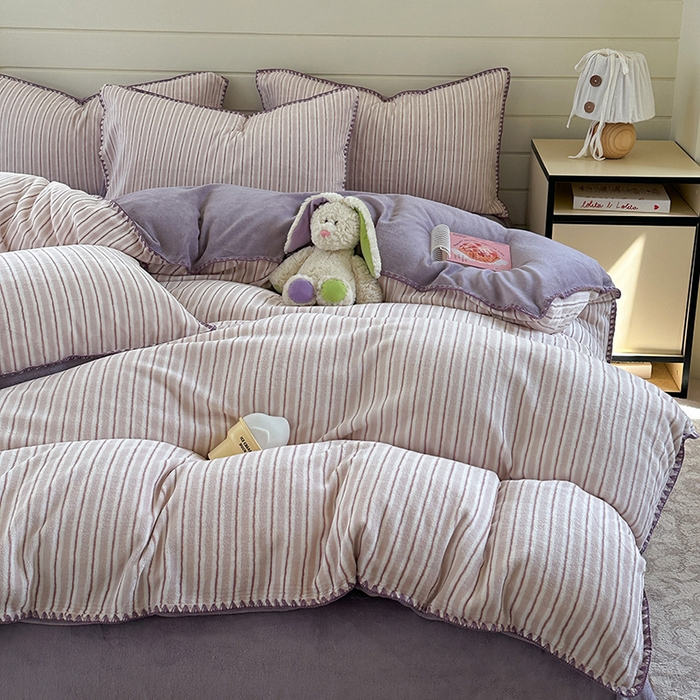 91家纺网 家纺一手货源 找家纺 三朵家纺 2025新款无印风三角针牛奶绒四件套 香芋紫小条