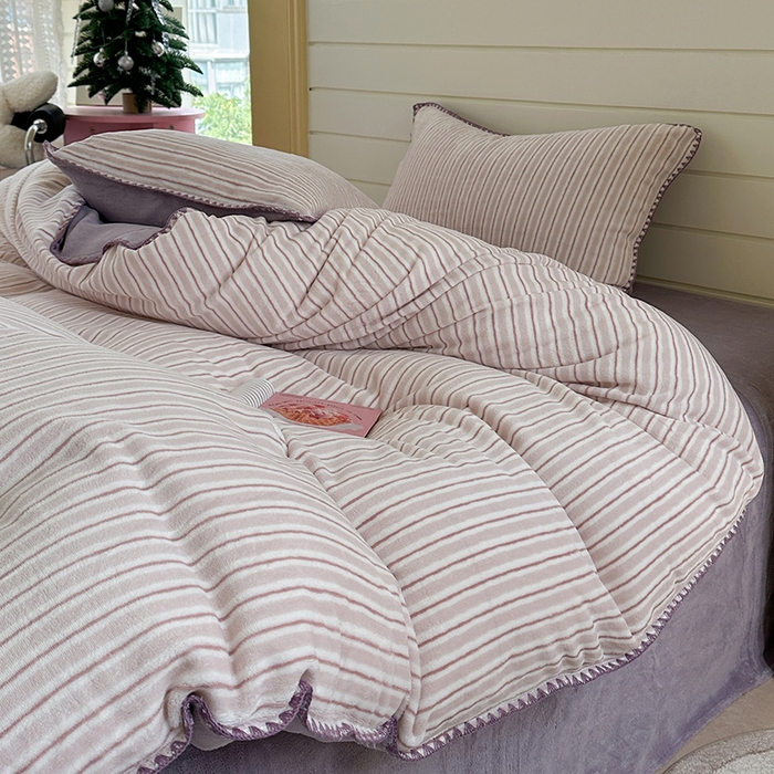 91家纺网 家纺一手货源 找家纺 三朵家纺 2025新款无印风三角针牛奶绒四件套 香芋紫小条