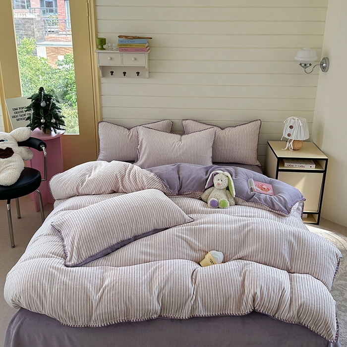 91家纺网 家纺一手货源 找家纺 三朵家纺 2025新款无印风三角针牛奶绒四件套 香芋紫小条