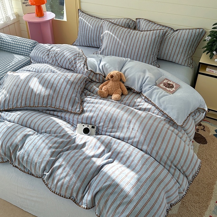 三朵家纺 2025新款无印风三角针牛奶绒四件套 蓝调条纹