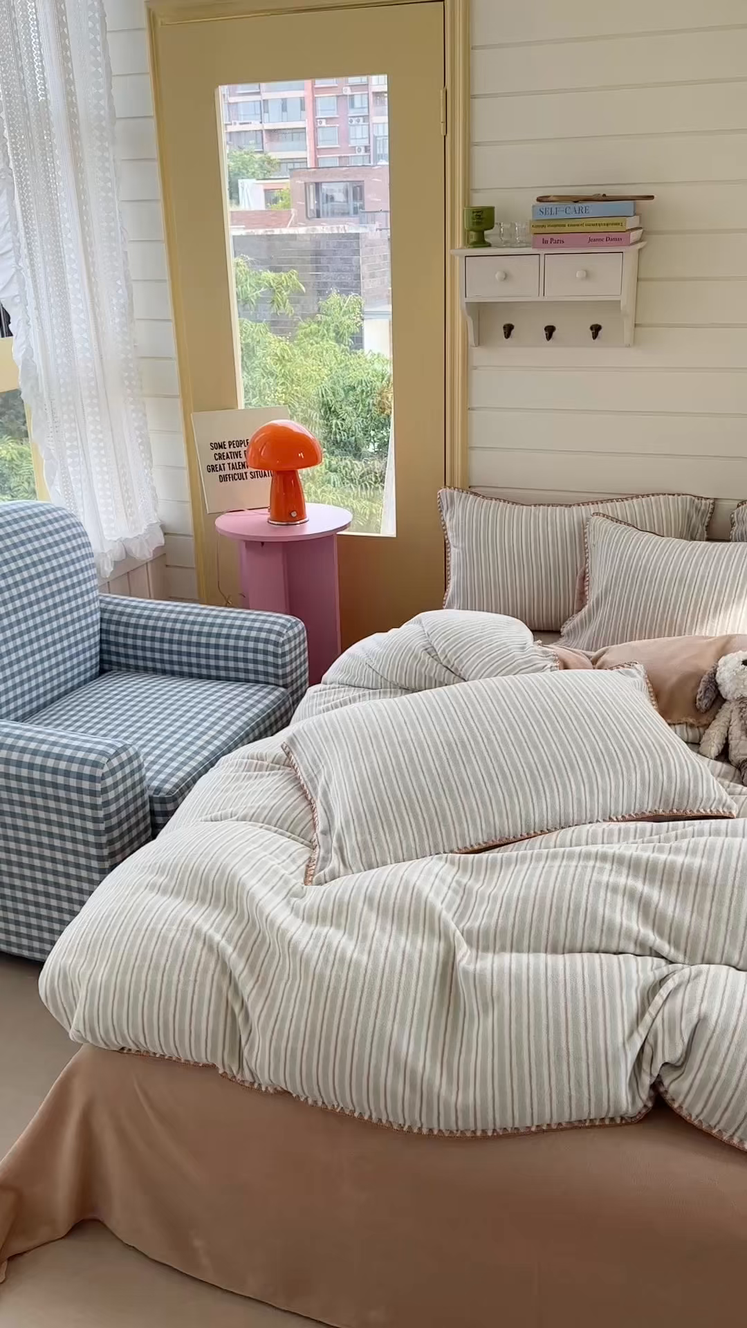 91家纺网 家纺一手货源 找家纺 三朵家纺 2025新款无印风三角针牛奶绒四件套 豆豆绿细条