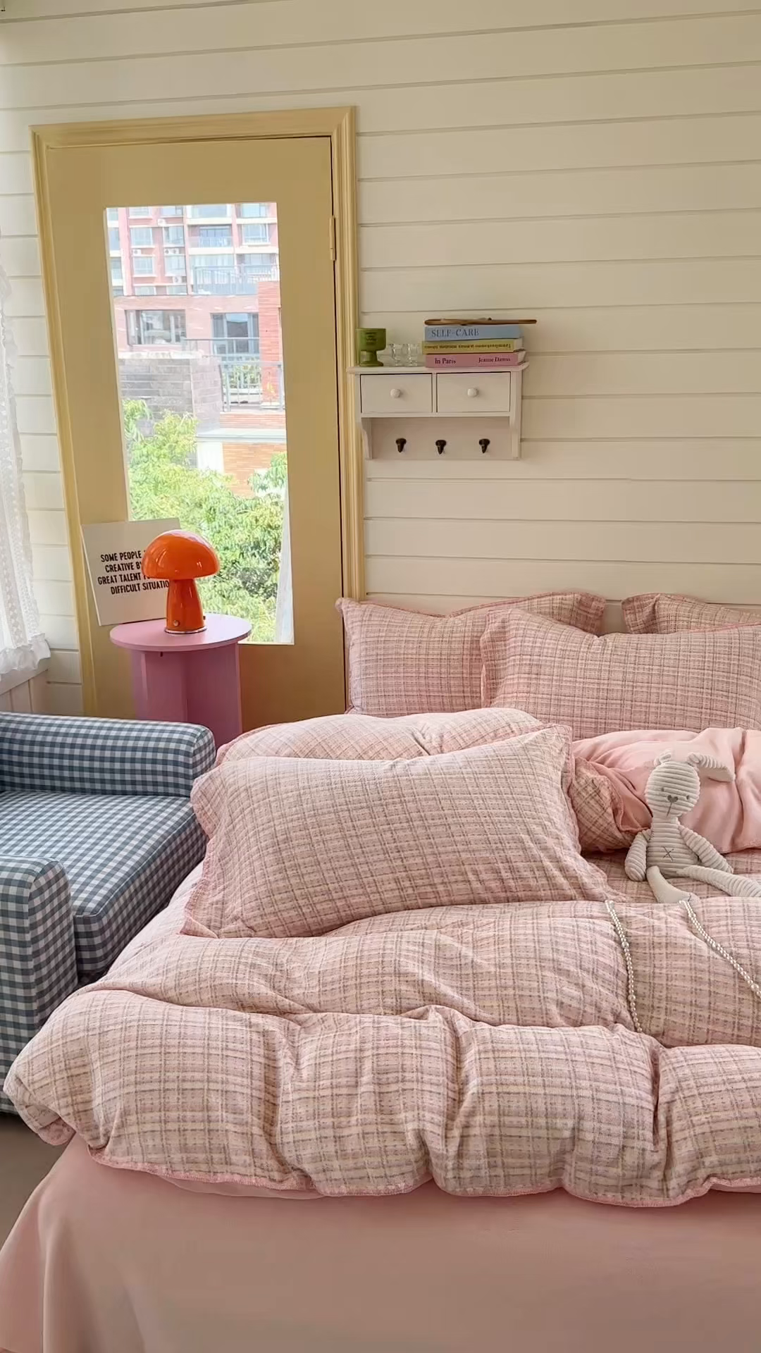 91家纺网 家纺一手货源 找家纺 三朵家纺 2025新款无印风三角针牛奶绒四件套 粉色小香