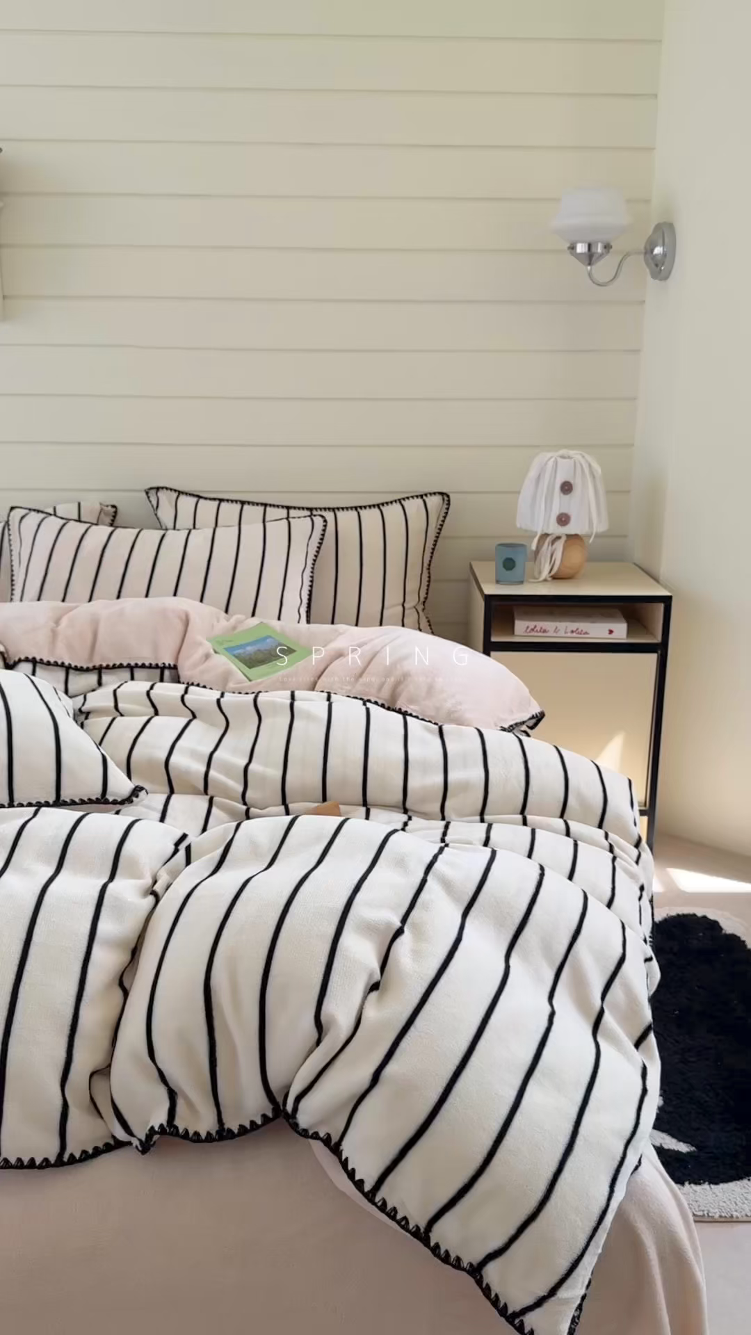 91家纺网 家纺一手货源 找家纺 三朵家纺 2025新款无印风三角针牛奶绒四件套 黑白纹细条