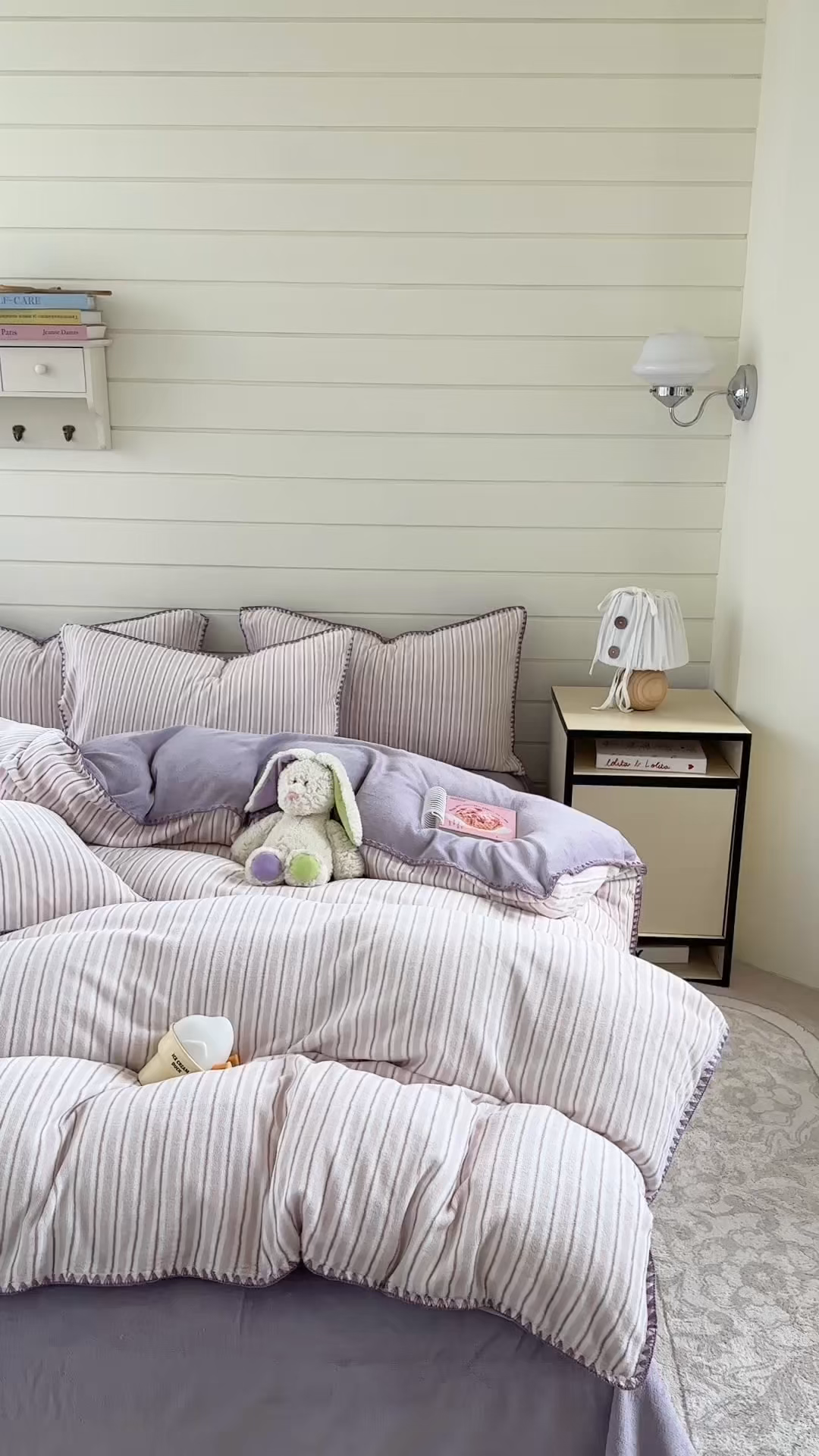 91家纺网 家纺一手货源 找家纺 三朵家纺 2025新款无印风三角针牛奶绒四件套 香芋紫小条