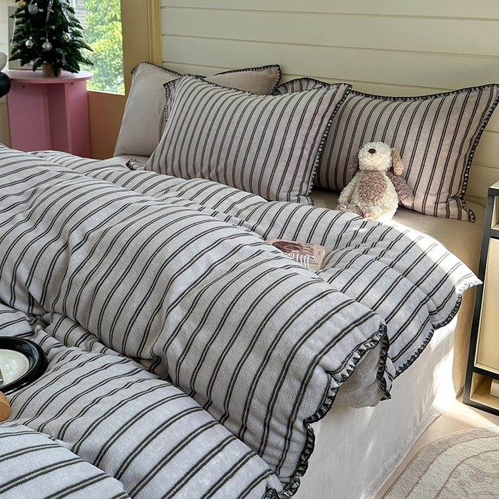 91家纺网 家纺一手货源 找家纺 三朵家纺 2025新款无印风三角针牛奶绒四件套 巴音布鲁灰