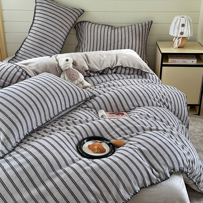 91家纺网 家纺一手货源 找家纺 三朵家纺 2025新款无印风三角针牛奶绒四件套 巴音布鲁灰