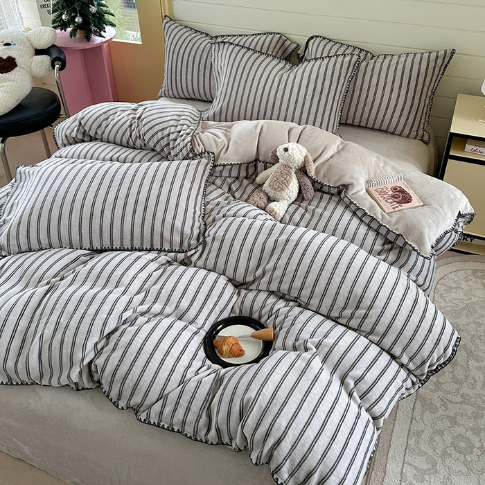 三朵家纺 2025新款无印风三角针牛奶绒四件套 巴音布鲁灰