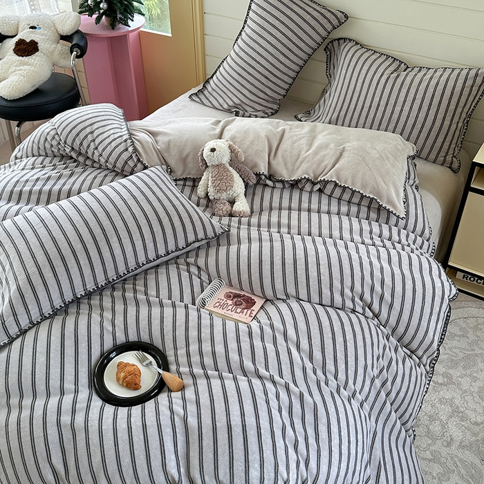 91家纺网 家纺一手货源 找家纺 三朵家纺 2025新款无印风三角针牛奶绒四件套 巴音布鲁灰