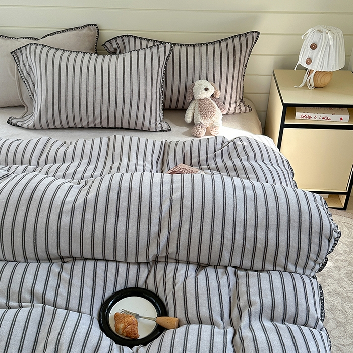 91家纺网 家纺一手货源 找家纺 三朵家纺 2025新款无印风三角针牛奶绒四件套 巴音布鲁灰