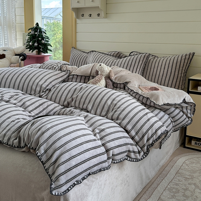 91家纺网 家纺一手货源 找家纺 三朵家纺 2025新款无印风三角针牛奶绒四件套 巴音布鲁灰