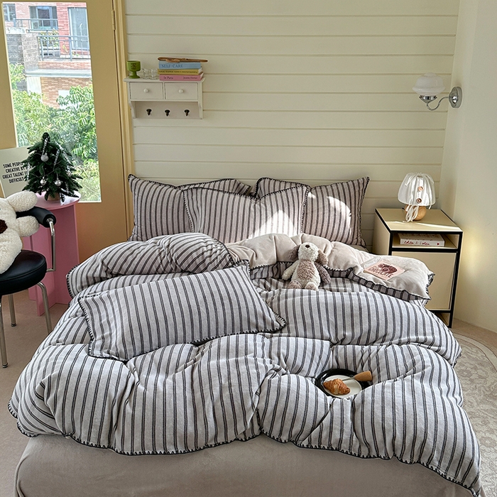 91家纺网 家纺一手货源 找家纺 三朵家纺 2025新款无印风三角针牛奶绒四件套 巴音布鲁灰