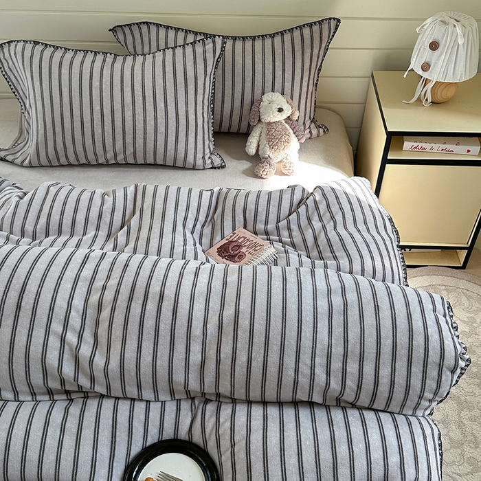 91家纺网 家纺一手货源 找家纺 三朵家纺 2025新款无印风三角针牛奶绒四件套 巴音布鲁灰