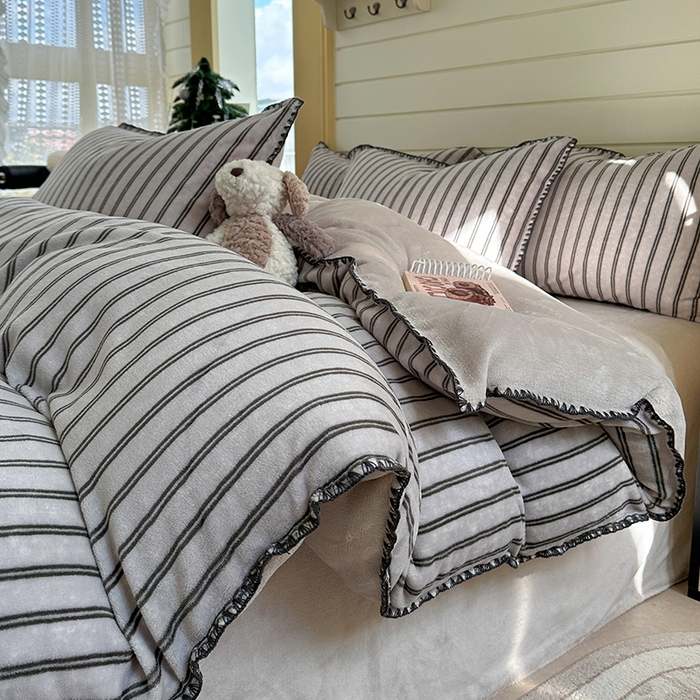 91家纺网 家纺一手货源 找家纺 三朵家纺 2025新款无印风三角针牛奶绒四件套 巴音布鲁灰