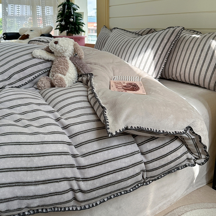 91家纺网 家纺一手货源 找家纺 三朵家纺 2025新款无印风三角针牛奶绒四件套 巴音布鲁灰