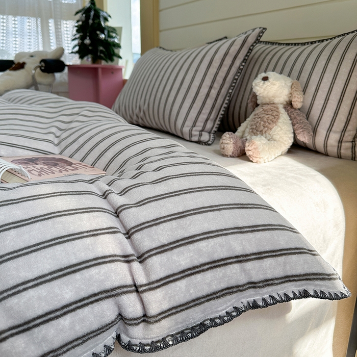 91家纺网 家纺一手货源 找家纺 三朵家纺 2025新款无印风三角针牛奶绒四件套 巴音布鲁灰